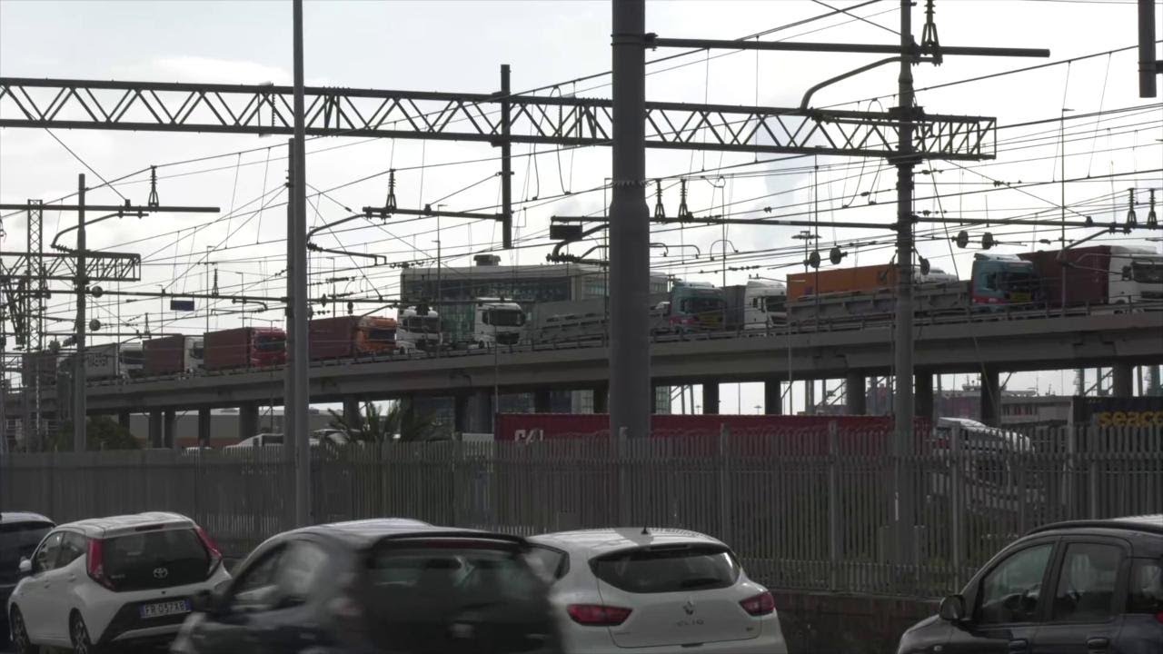 Genova, i portuali si fermano e i camionisti restano incolonnati per ore