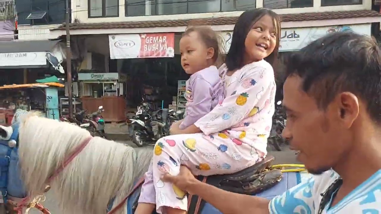Naik Kuda di Alun-Alun Plered.