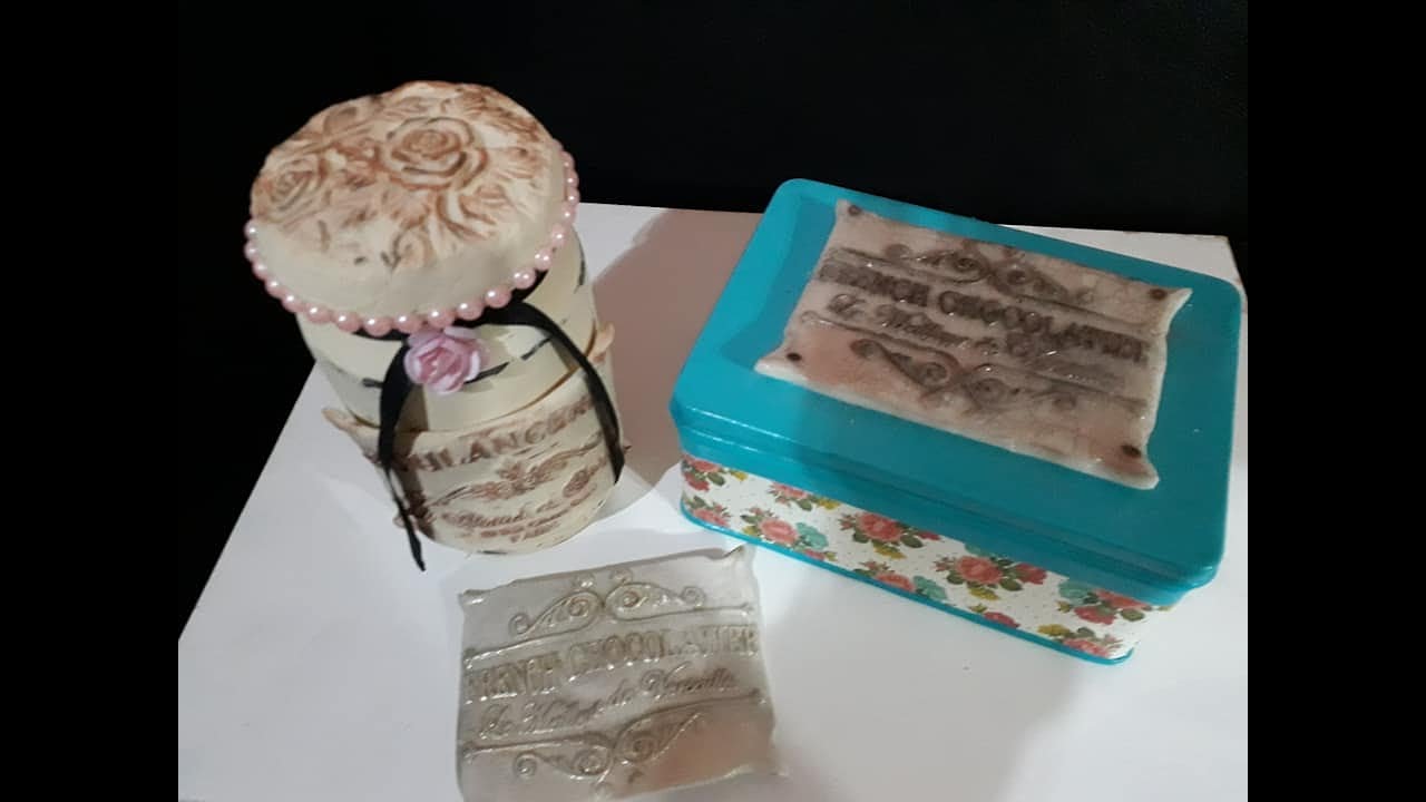 Etiquetas y figuras en  alto relieve con distintos elementos, porcelana fría, Graciela Herman