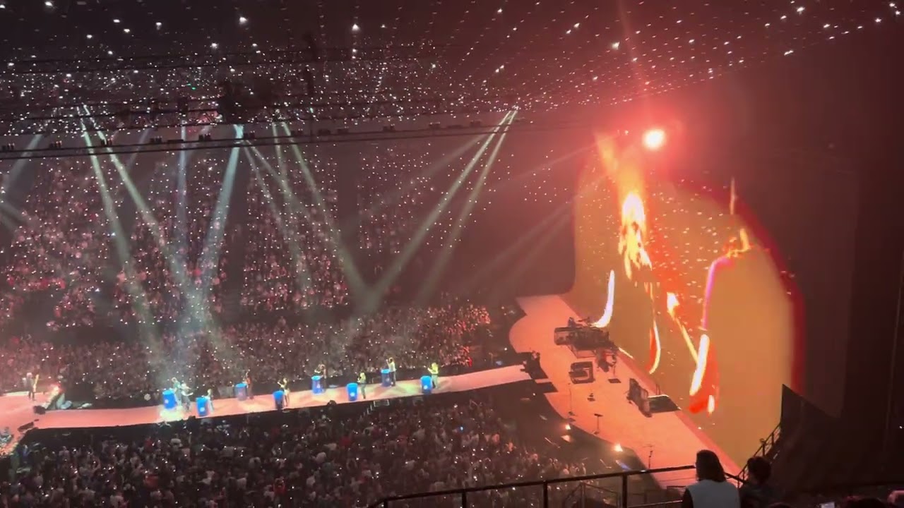 Extrait - La vie est à nous - Indochine Arena tour vague 2 Paris 5 