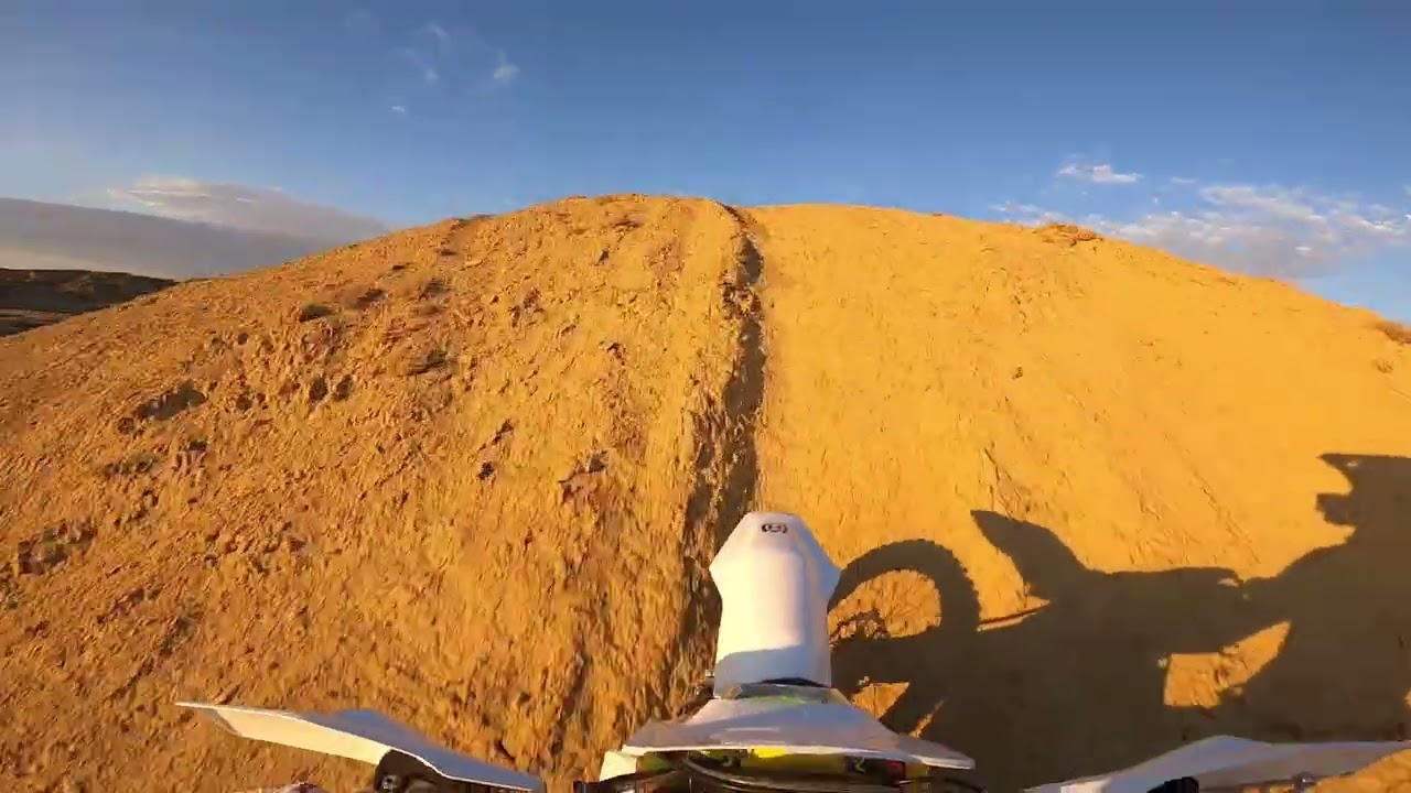 Husqvarna TE250 Riding Mixed Desert Trails