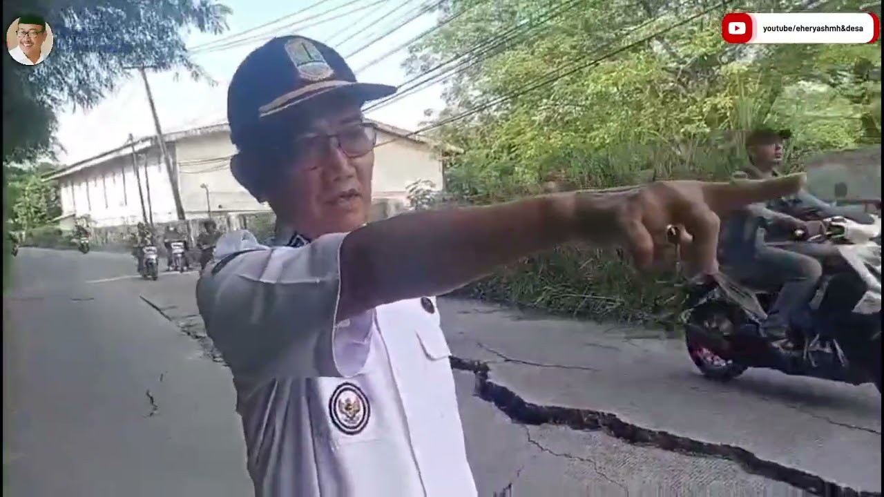Kades Purwadana melakukan peninjauan langsung jalan utama Desa yang amblas