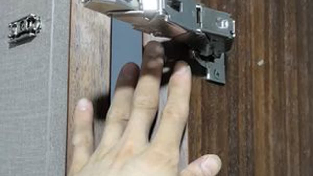 一字铰链安装过程，  45度角，用125度铰链安装