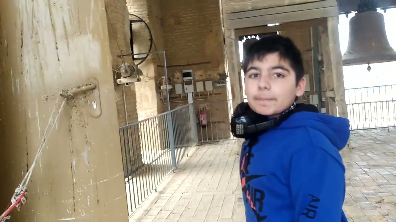 enseñando la catedral de Guadix