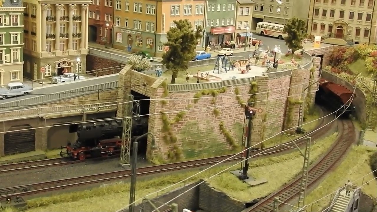 E194 und BR80 mit Kalk-  und Schotterwagen