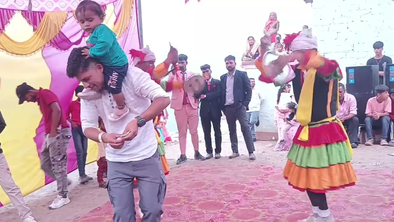 Pahadi saadi mai chaliya dans