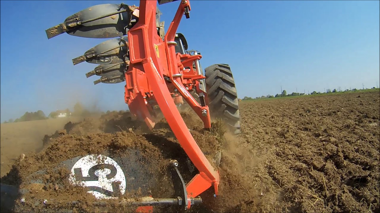Nouvelle charrue Gr&eacute;goire Besson R6 avec Valtra N143