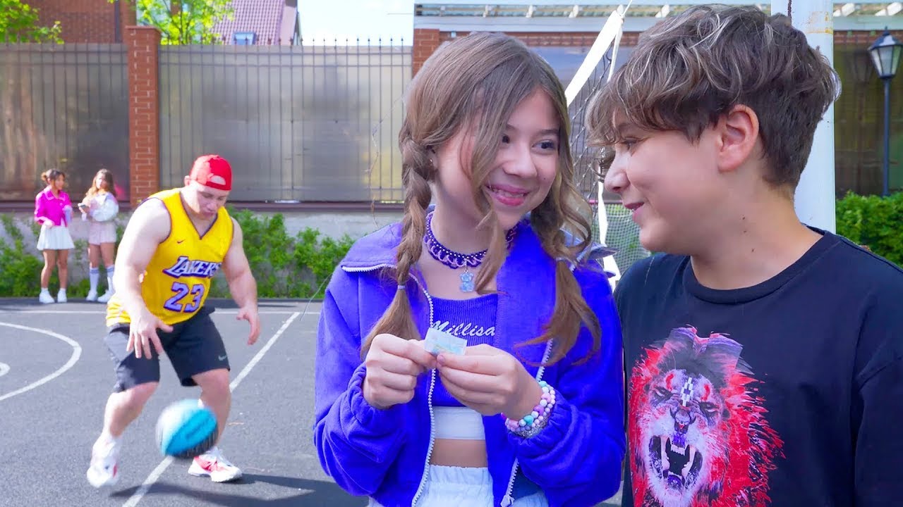 😘 SIKERTELEN CSÓK Kamil és Milana között | Tinédzserek vicces kalandjai az iskolában