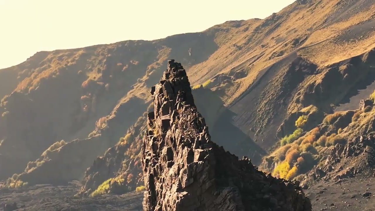 Etna- Traversata valle del Bove -arco di tufo. #etnavolcano #etna  #montagna #sicilia #nature #dji