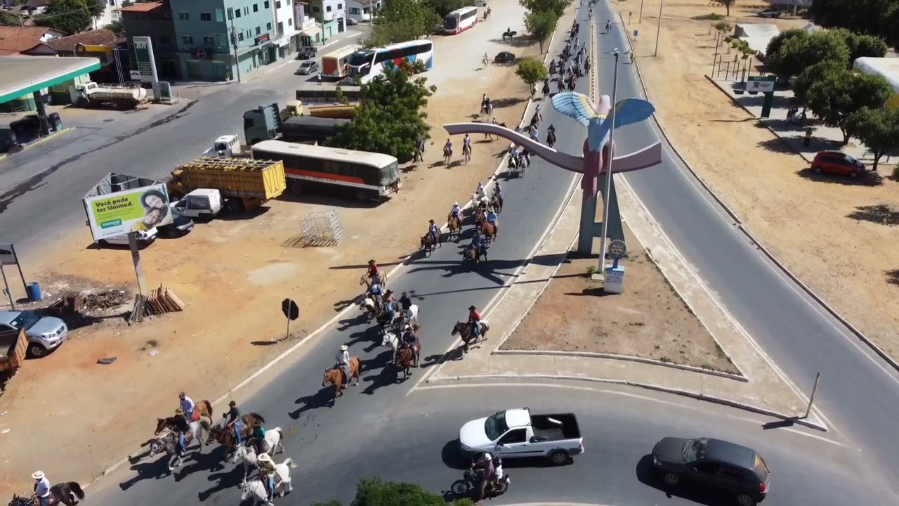 imagem da cavalgada pelas ruas da cidade Araçuaí MG
