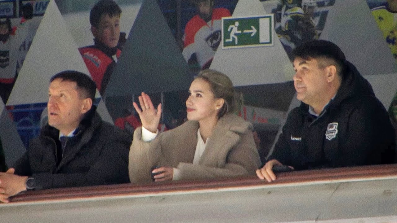 Алина Загитова на хоккейном матче 