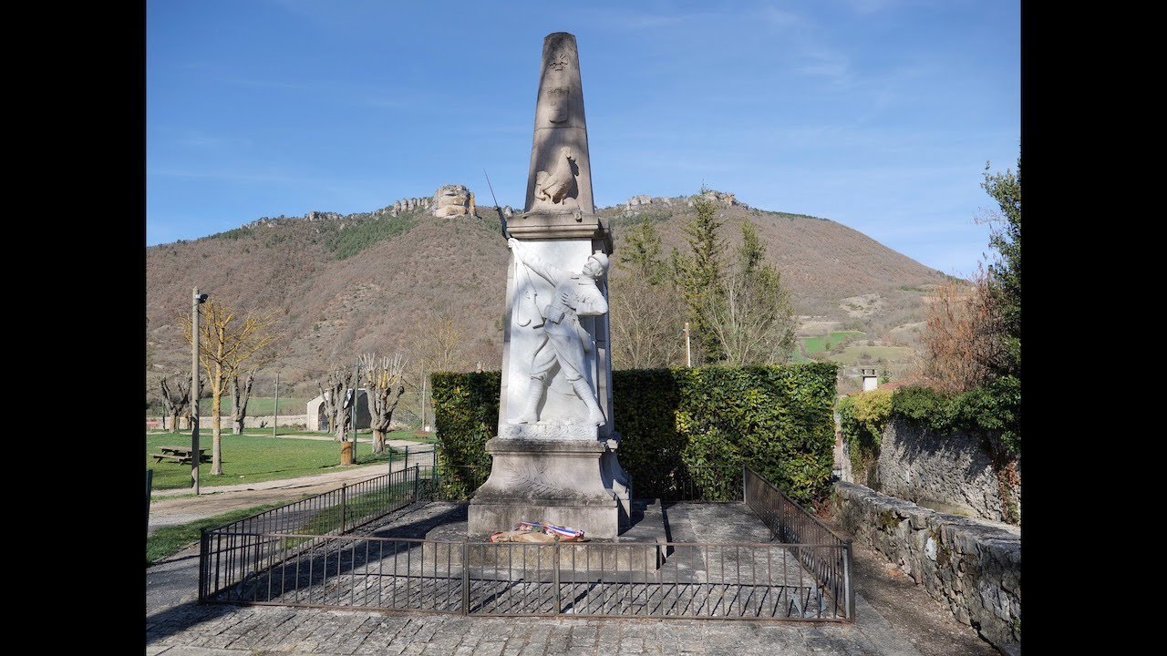 D&eacute;placement du Monument aux Morts de NANT. 30 Mai 1989.