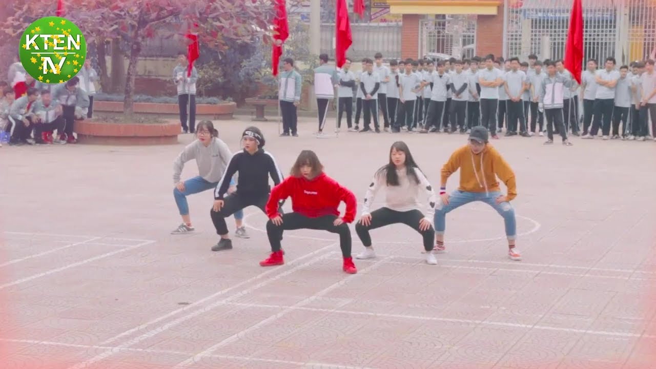 Em áo đỏ nhảy 