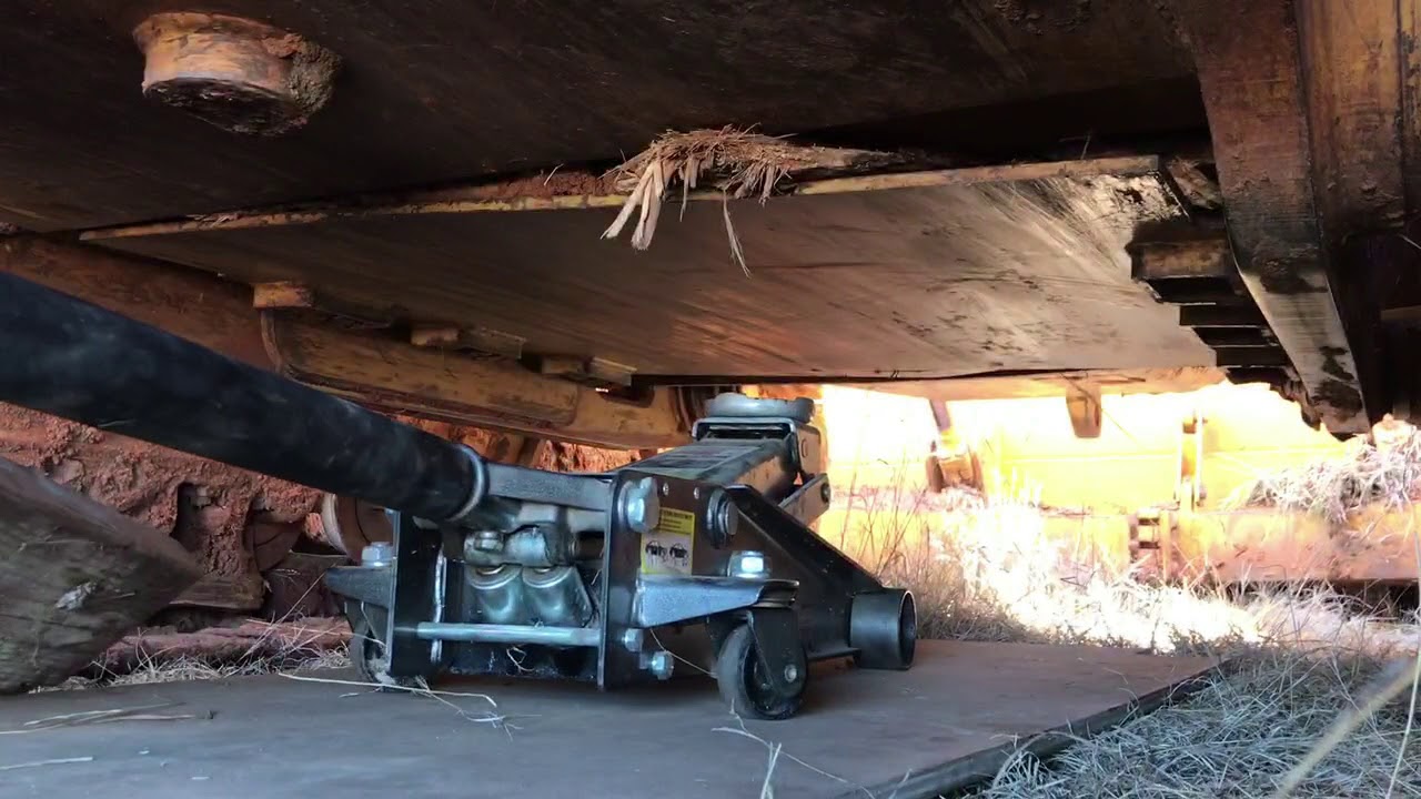 Bulldozer Belly Pan Removal/Cleaning CAT D6N xl