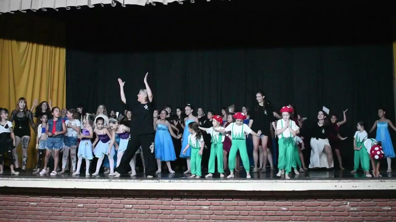 22   Loco un poco. Saludo final. Muestra anual Escuela de danzas Susana Rizzotto.