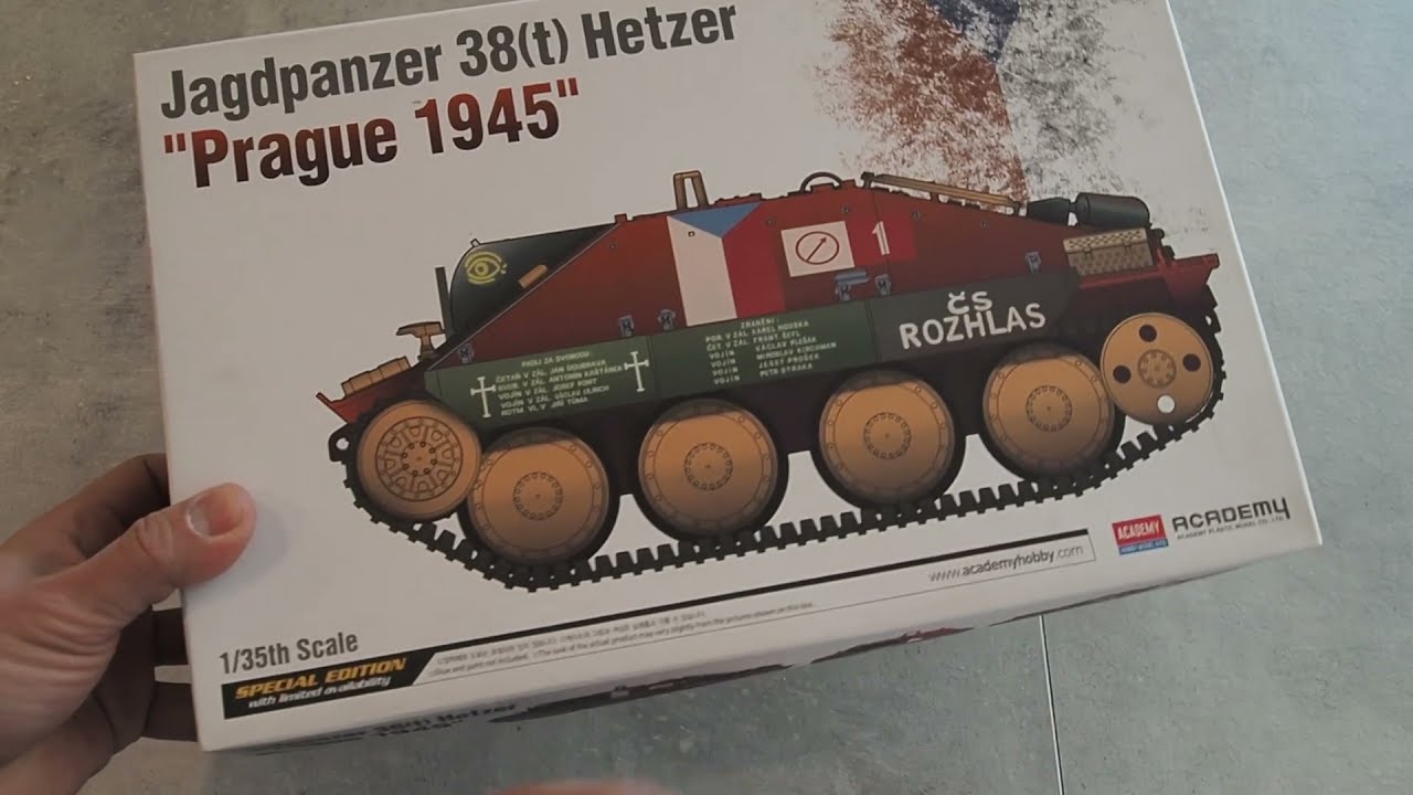 academy 1/35  Hetzer 'Prague 1945' + Star Decals 1/35 Czech Hetzers in Prague 1945 decal Box open