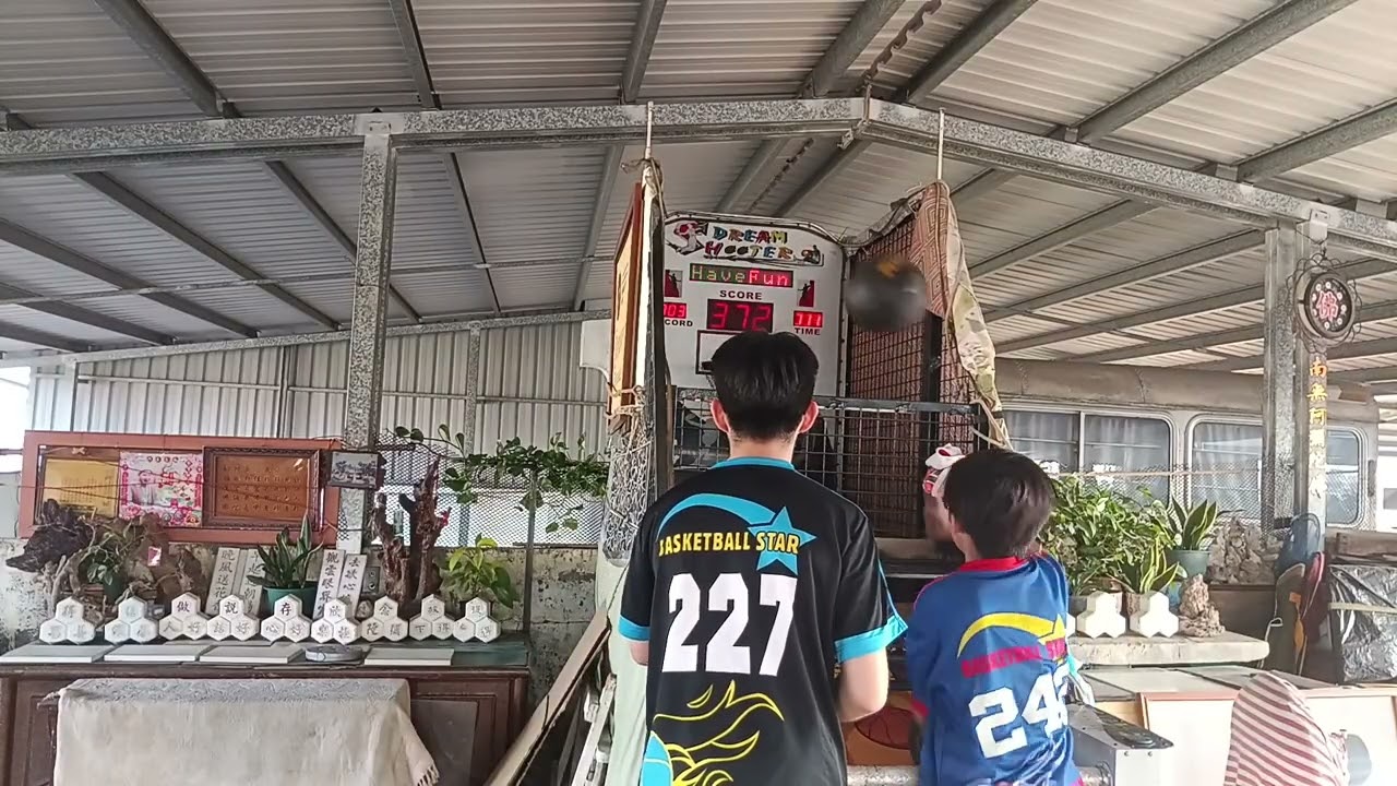 來私人地點玩飛落力投籃機跟@lj98381 接力五顆球可以800嗎？#籃球機 #arcade #投籃機 