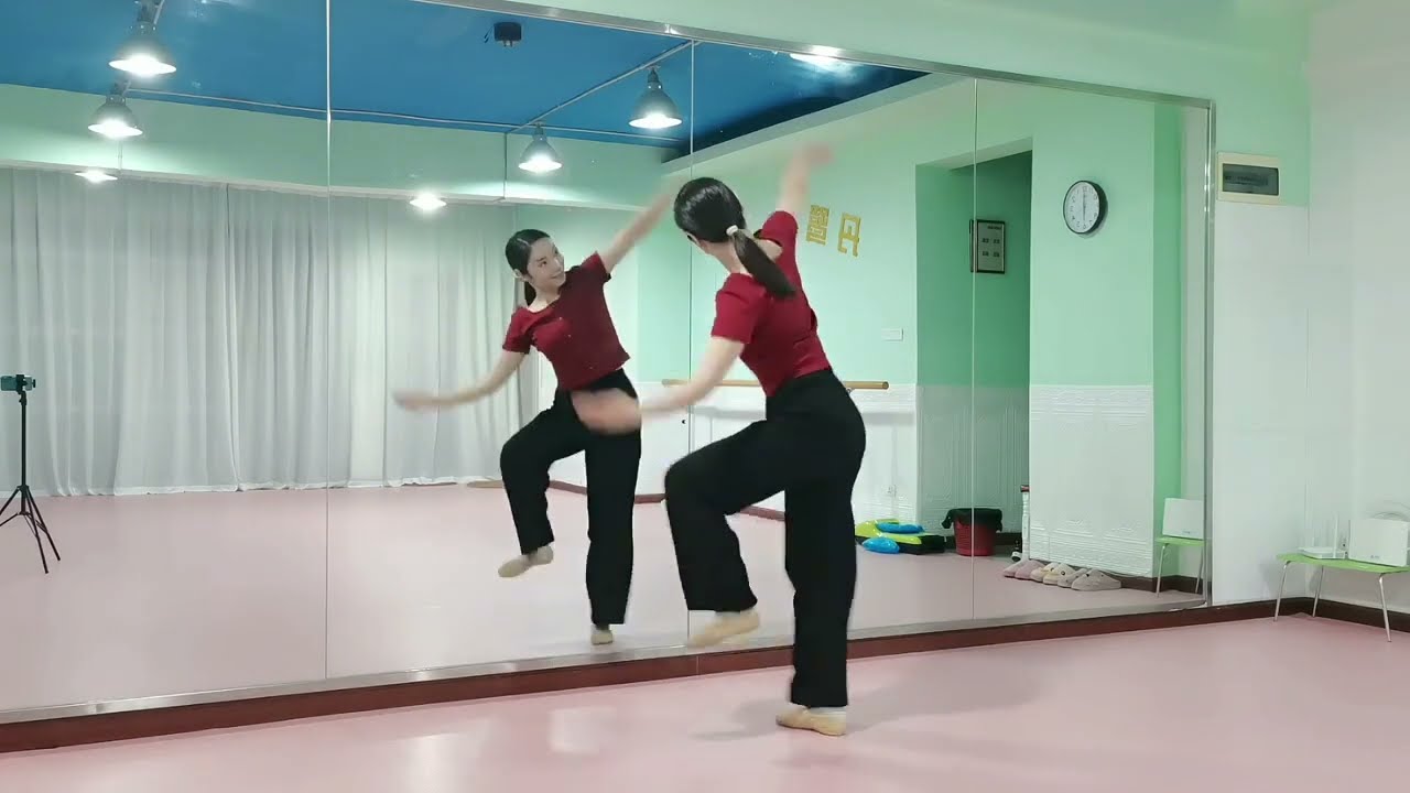 热门藏族舞《格桑拉》教程，第二课之七下退踏步的详细讲解#舞蹈 #教程 #生活