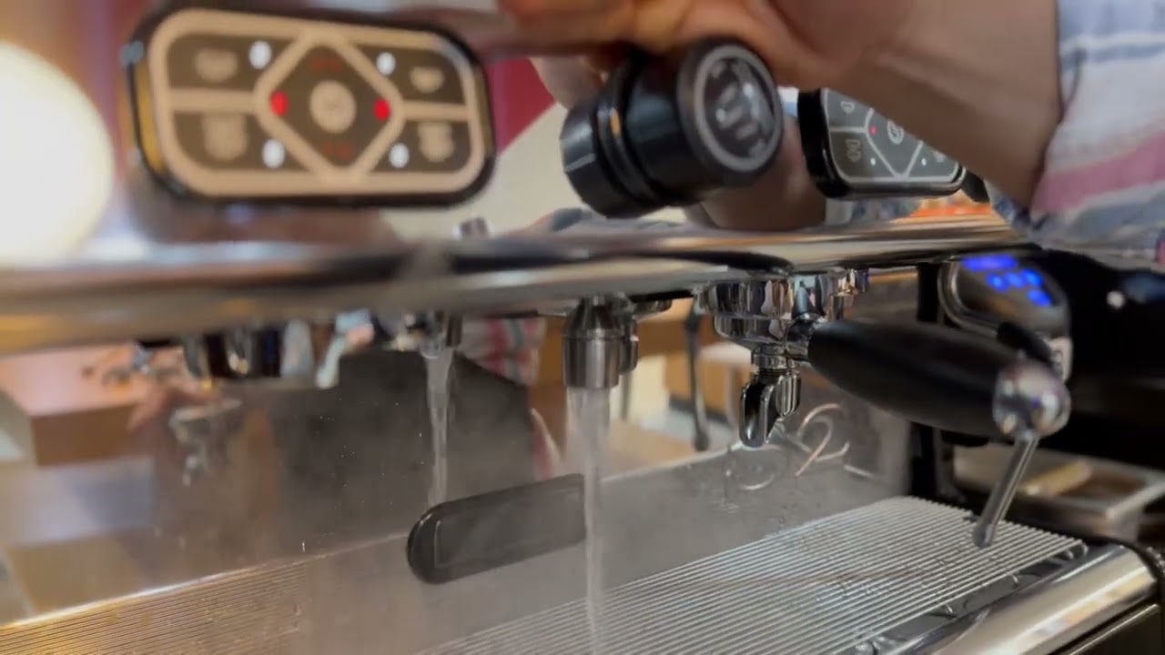 Barista presenta la máquina espresso La Spaziale S2 y sus componentes