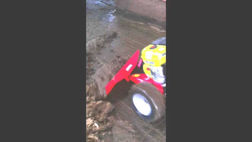 Manure and slurry scraper