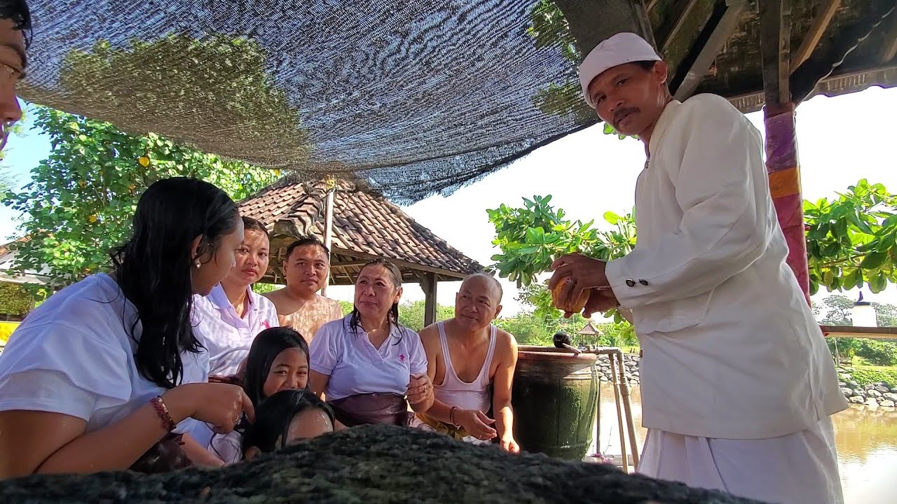 Minggu, 4-5-2025, Maturan - Nunas Penglukatkan Ring Ida Betara Wisnu Di Pura Campuhan Windhu Segara.