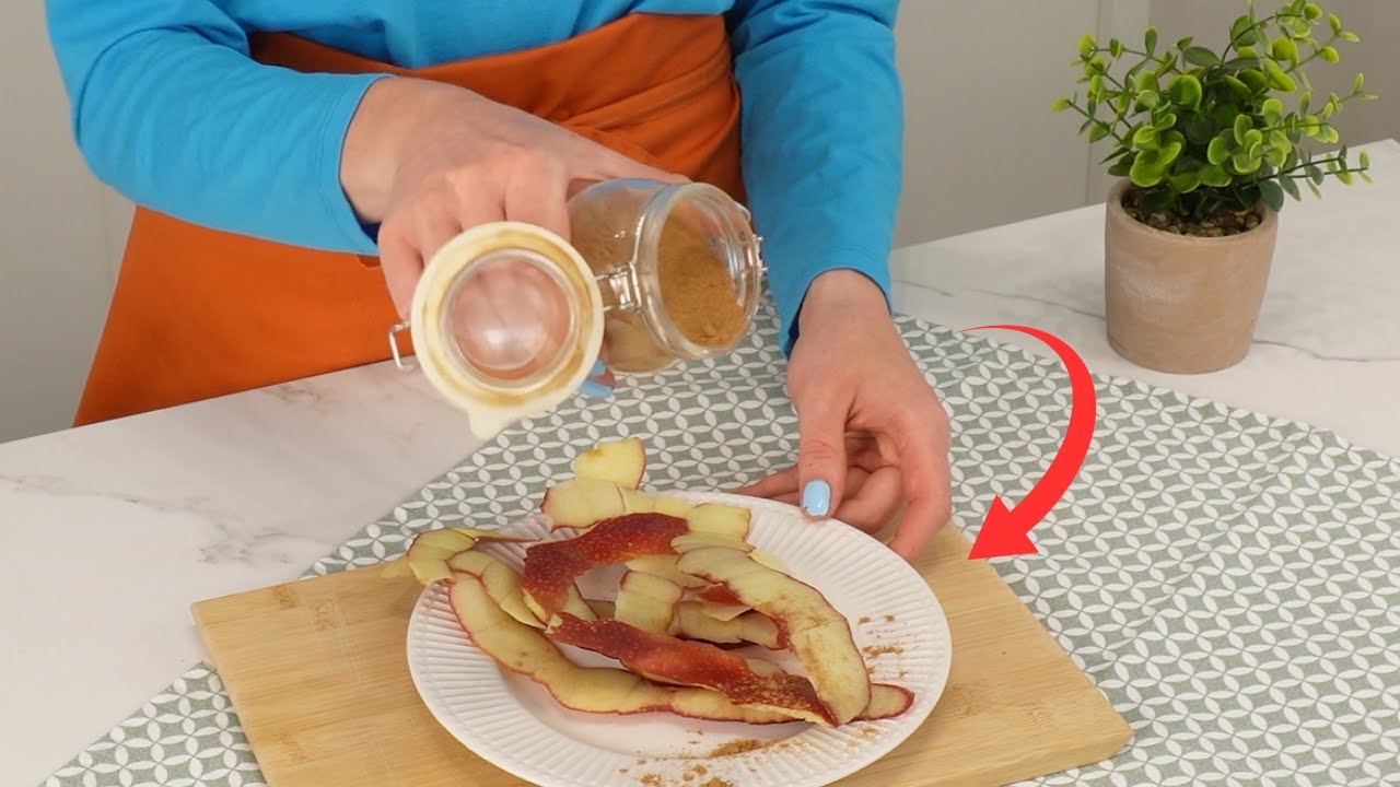 Bestreue Apfelschalen mit Zimt. Das Ergebnis ist Unglaublich