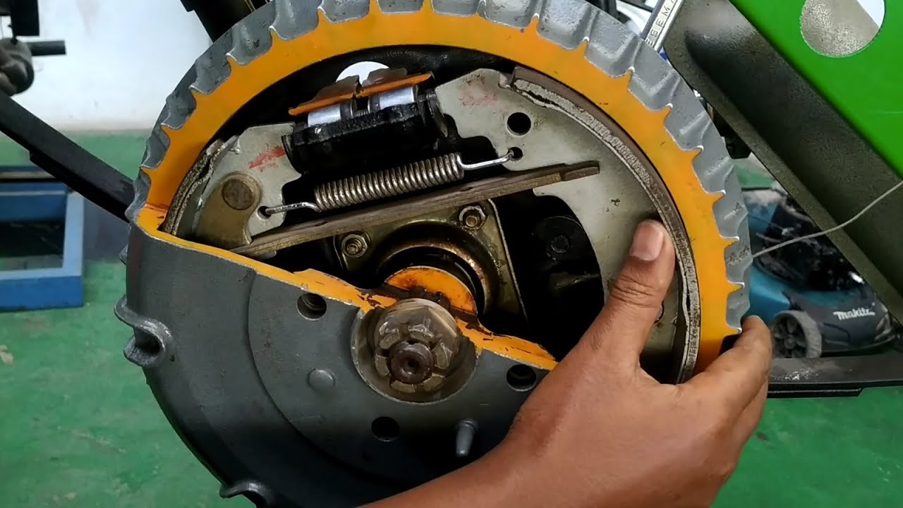 How to do drum brake clearance adjustment