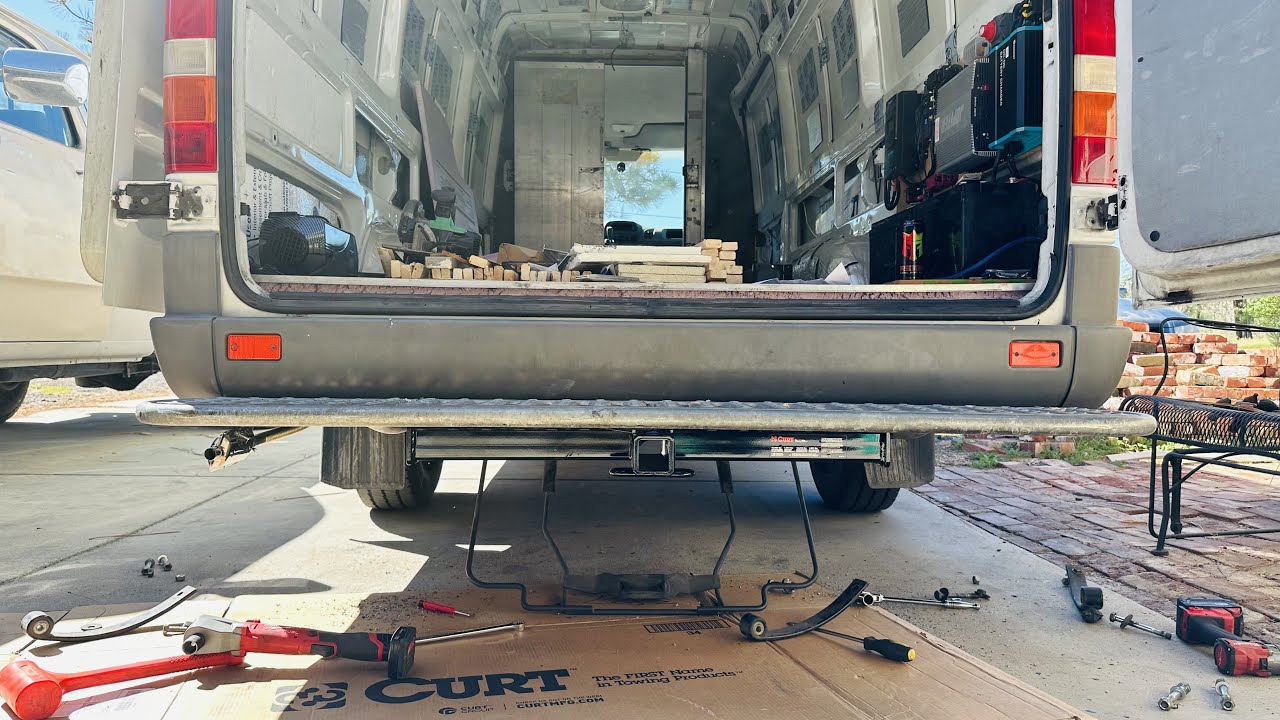 Установка фаркопа Curt 14250 Class 4. Dodge Freightliner Sprinter Van 2006 года. Сохранена ступен...