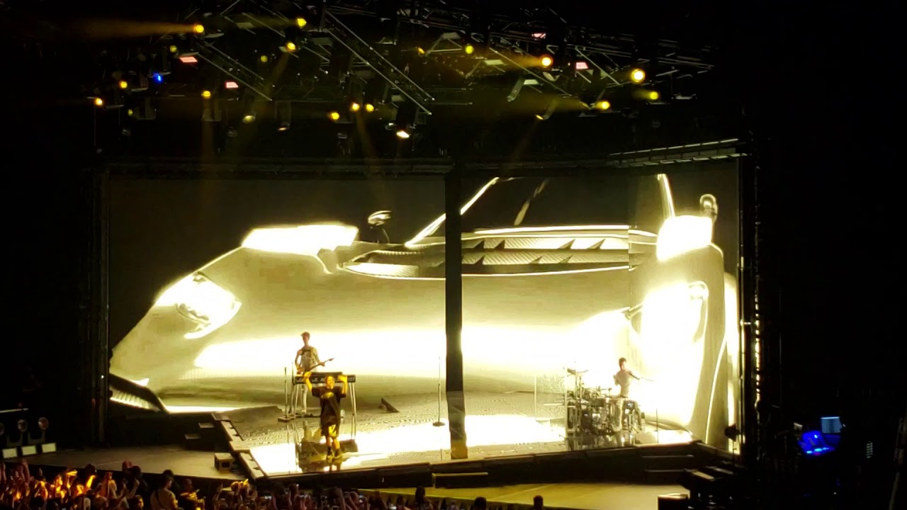 Billie eilish- bad guy ( live ay place  bell laval, Montréal 2019 ) opening song