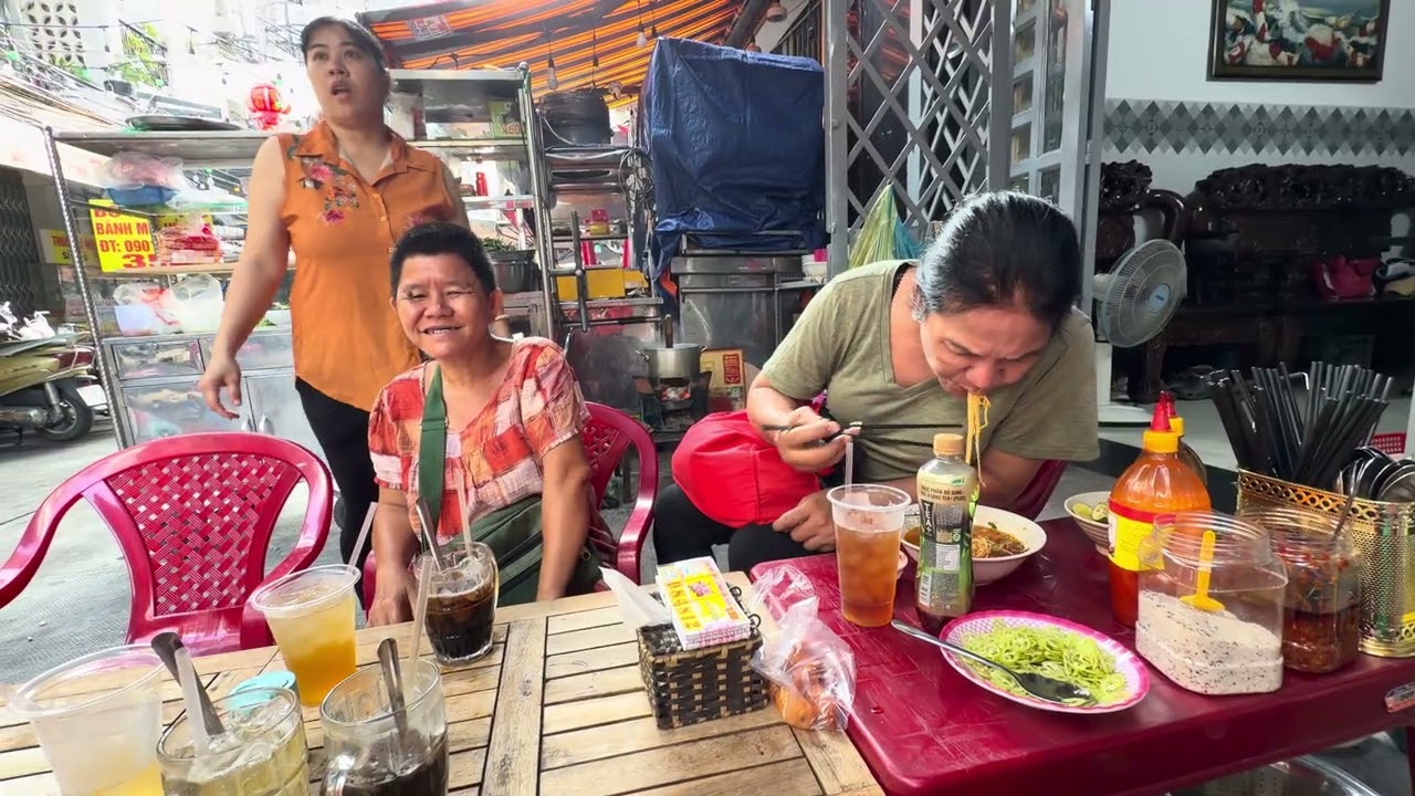 Thủy khờ vui vẻ lại với chị trang ngày phủ nữ 8/3