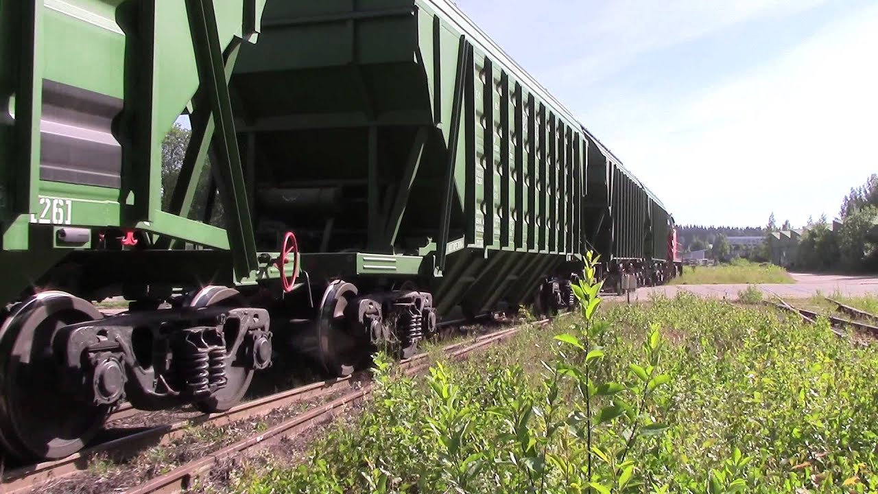 Lahden päivystäjä työntämässä vaunuja Viking Maltille. Dv12 2755 @ Lahti Mukkula