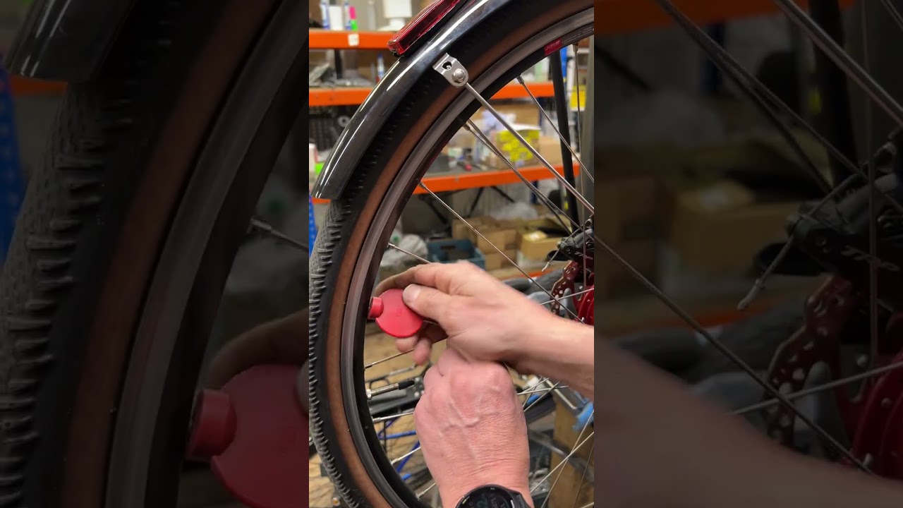 Replacing a spoke on a rohloff wheel 