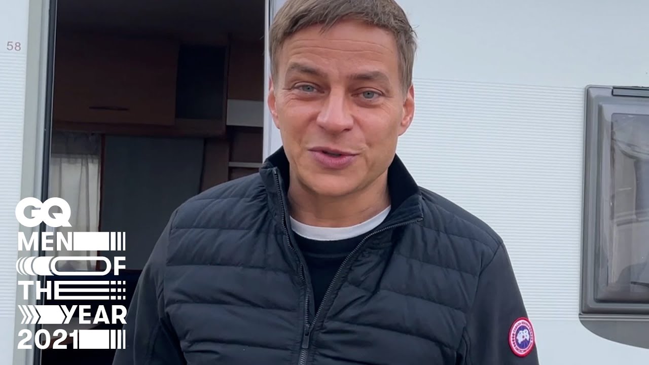 Tom Wlaschiha erhält den Preis als 