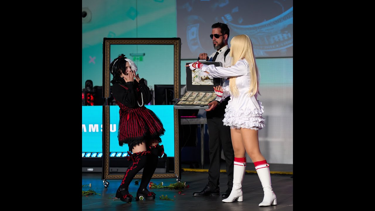 Alisa Bosconovitch and Emilie de Rochefort (Lili) from Tekken Cosplay Dance Fight Performance