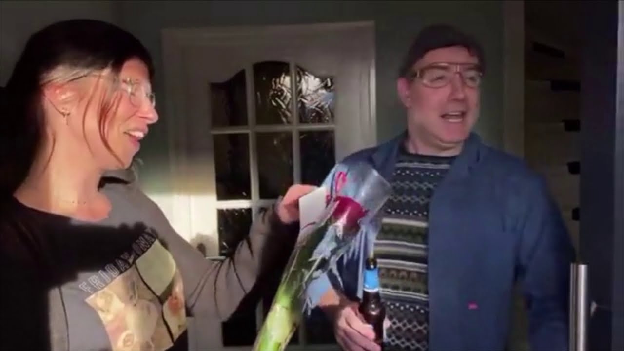 Rob Scheepers (Helmond) verrast zijn vrouw als Joop van de Kringloop met een roos van de Kluppels
