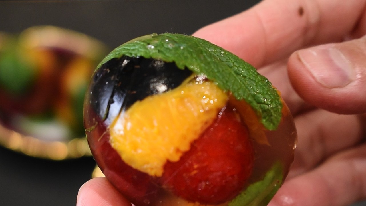 A guaranteed wow factor! The combination with fruit adds a touch of life to the festive table!