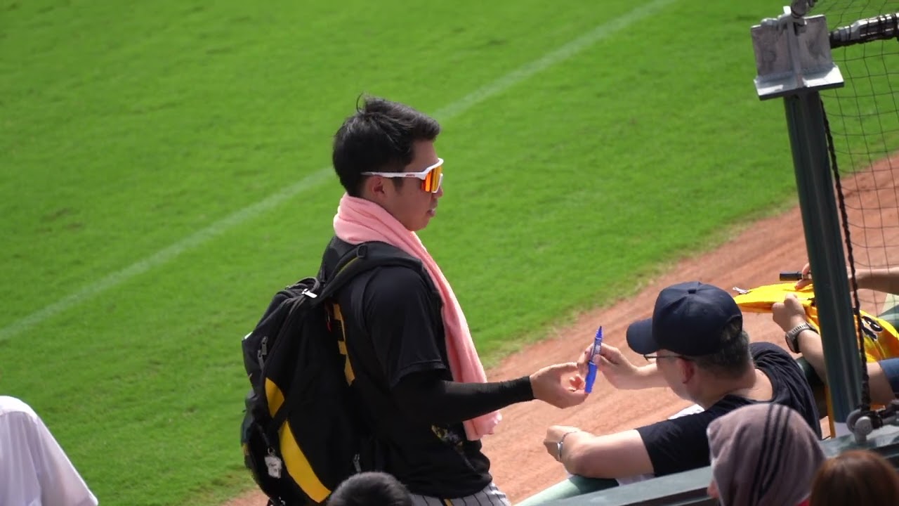 マツダスタジアム試合前の阪神タイガース選手ファンサービスが素晴らしすぎてカープファンの僕も心が和みました