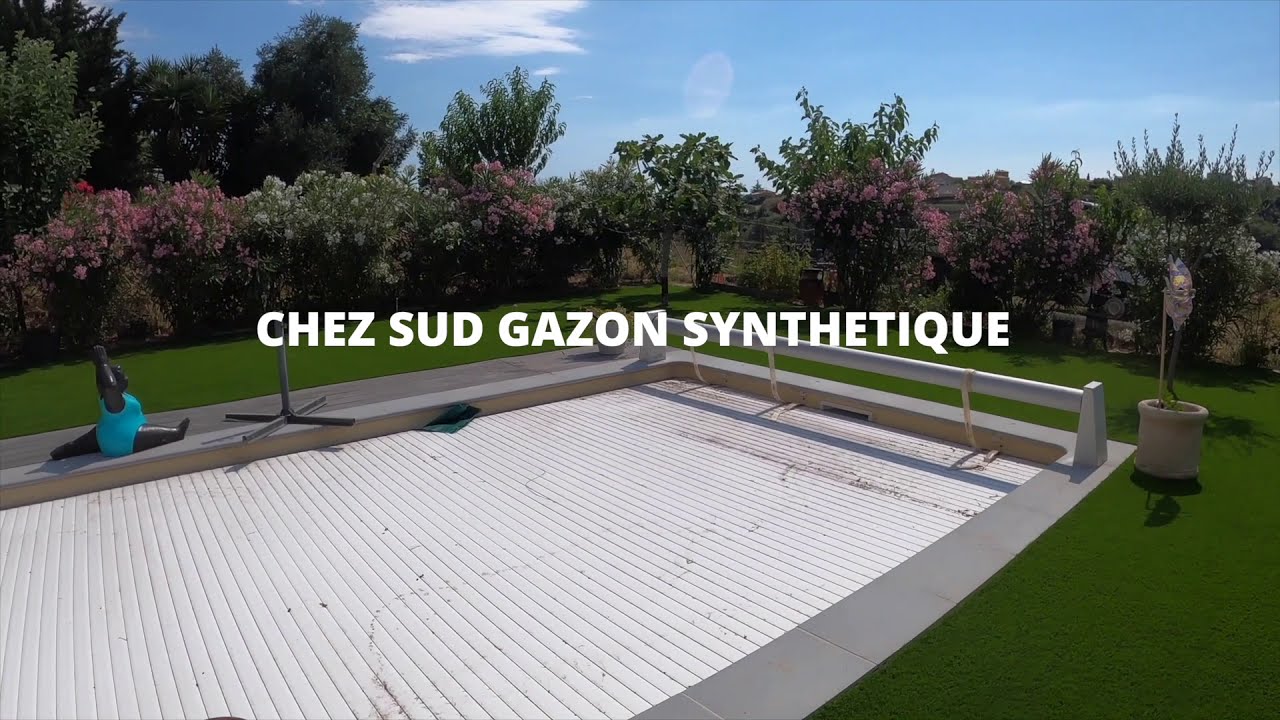 Mise en place d'un gazon artificiel dense et doux autour d'une piscine sur Nice dans le 06