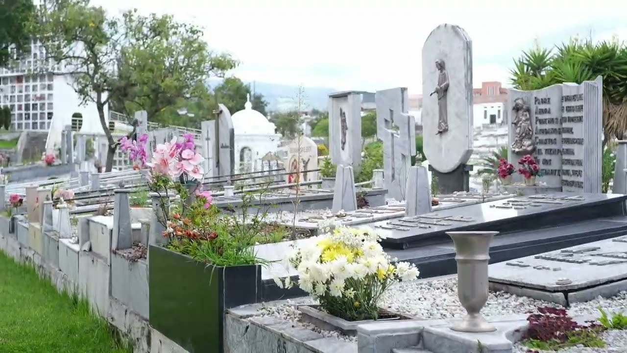 ASMR (WALKING SOUNDS AND BIRDS, NO SPEAKING) EXPLORING THE CEMENTERIO MUNICIPAL IN CUENCA, ECUADOR