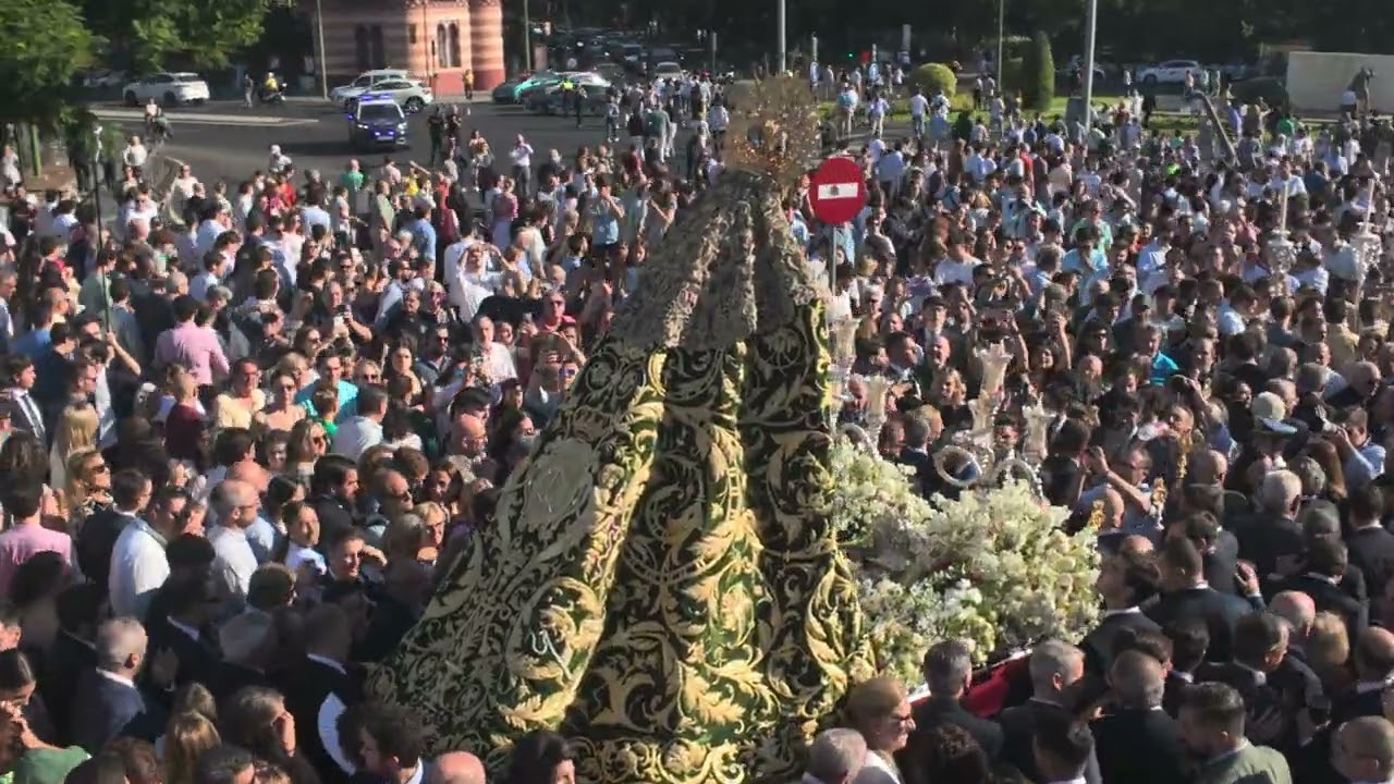 Esperanza de Triana saliendo del puente de Los Remedios 04 10 25
