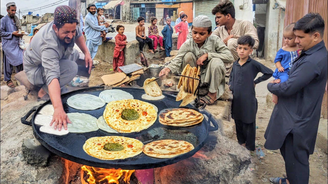 20/- Rs - QASIM BHAI DESI CHEAPEST SAAG PARATHA | STREET FOOD DESI NASHTA | TRADITIONAl STREET FOOD