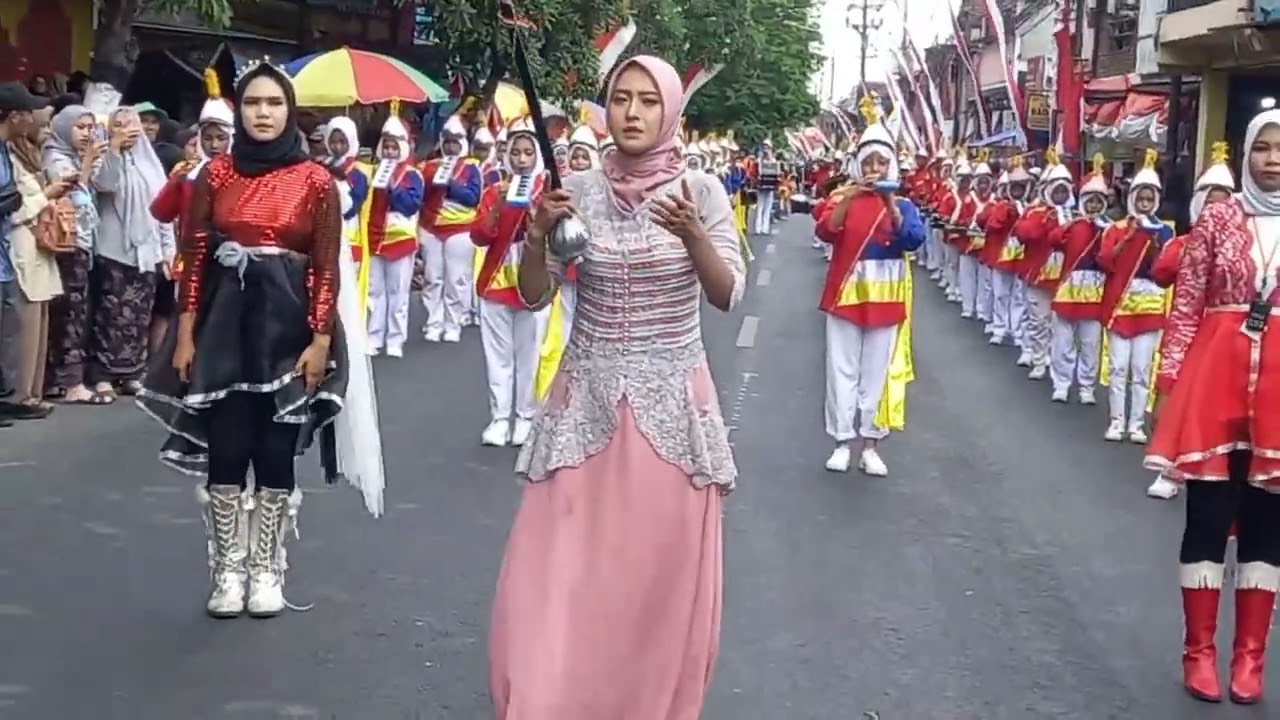 DRUM BAND SMP WAHID HASYIM Malang  DALAM KARNAVAL DINOYO 2024