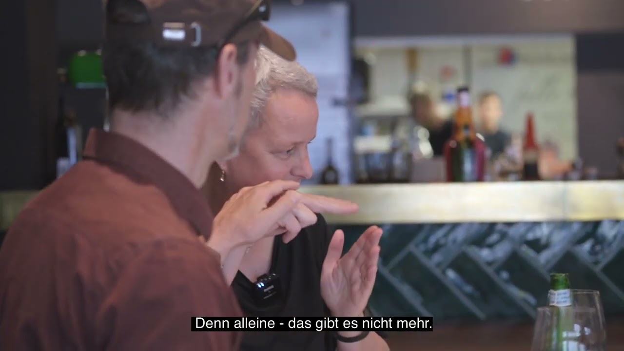 Beat Marchetti ist taubblind – das hält ihn aber nicht davon ab, im Restaurant zu geniessen!