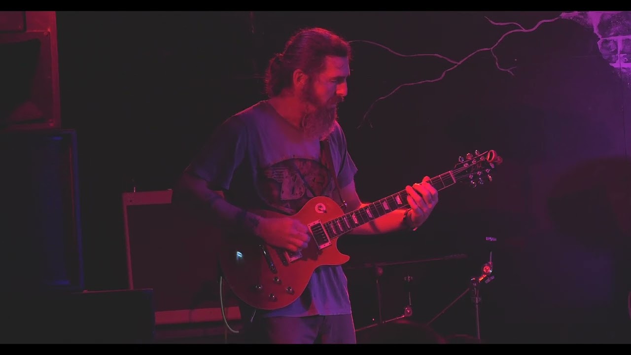 DIRTIE BERTIE AT LEO'S RED LION GRAVESEND   8