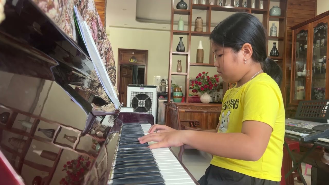 Ngày xuân long phụng sum vầy- piano Mai Chi