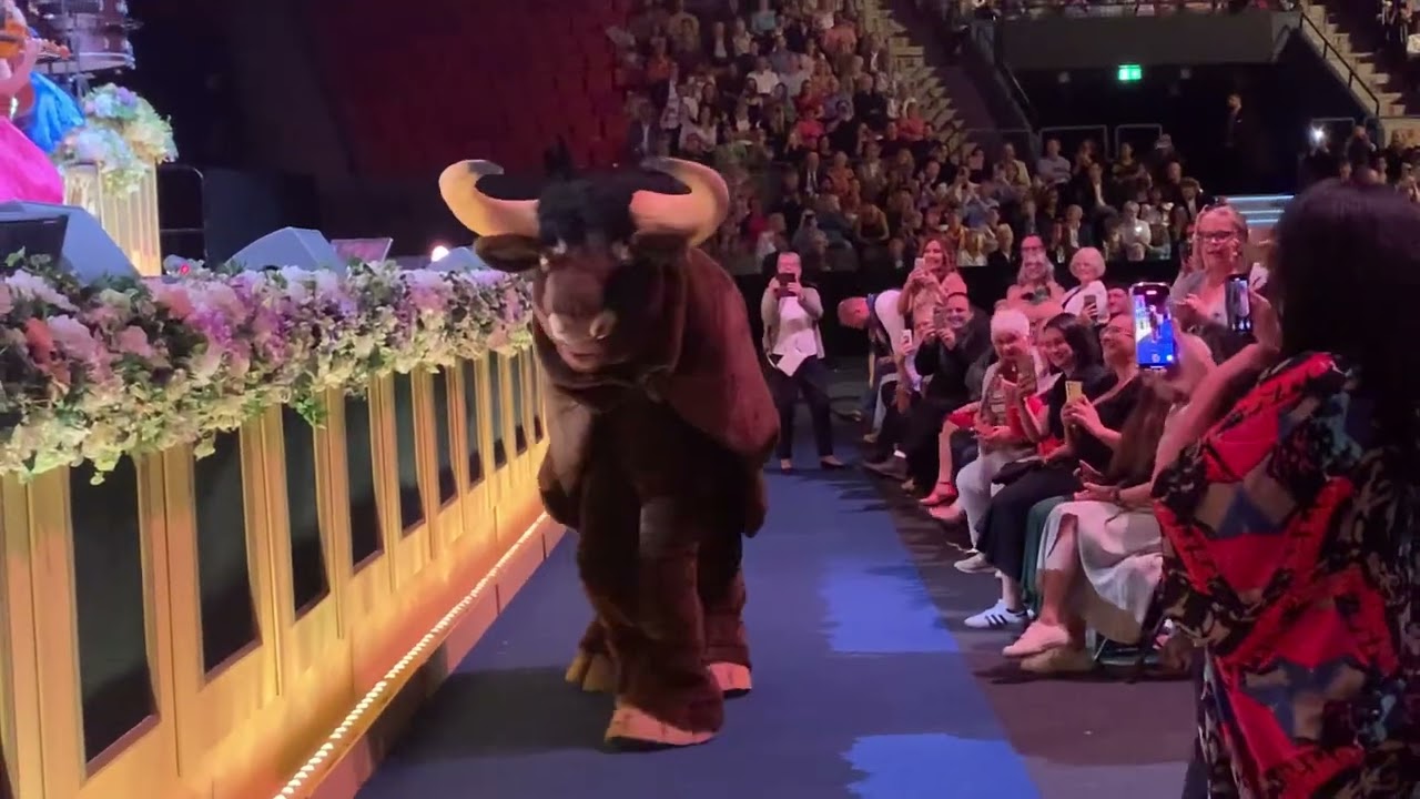 Tatjana Novak - Bull attacks woman at concert! - Andre Rieu Live 2024, Sweden, Gothenburg