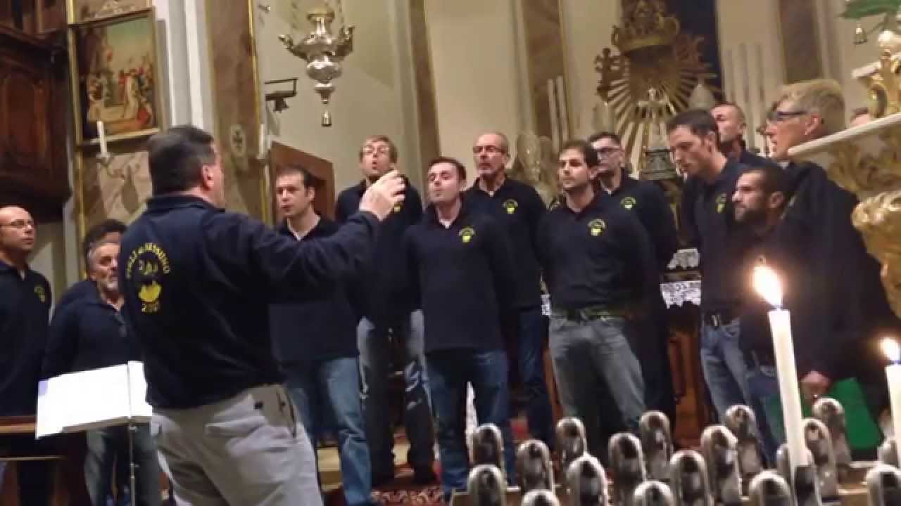 Coro Figli di nessuno a Brumano in ricordo del caro Don Beniamino cantano Signore delle cime