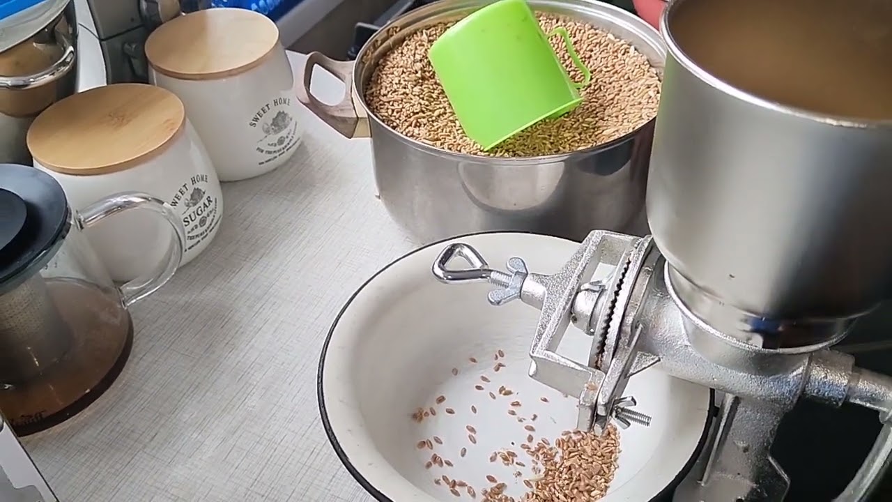 Ручний млин для зерна. Kamille.