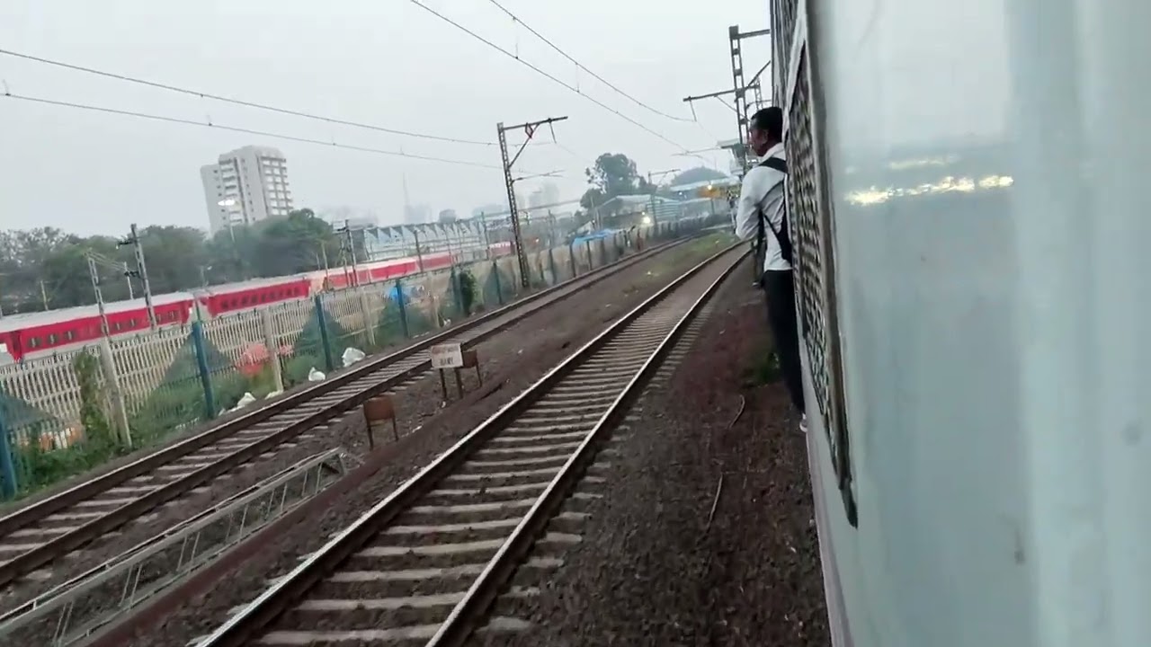 Mumbai local western line shantacruz to bandra #travelwithakhtar  #train
