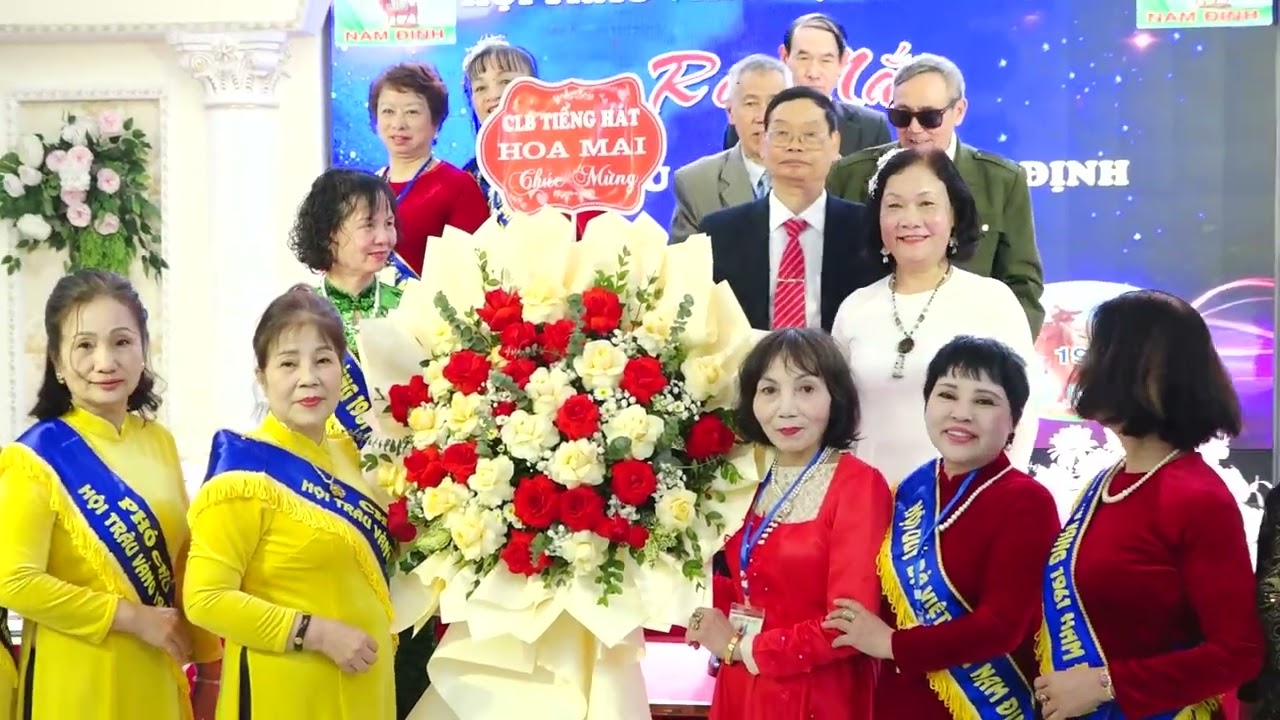 PHẦN TẶNG HOA RA MẮT TRÂU VÀNG 1961 NAM ĐỊNH CỦA 13 HỘI THAM DỰ 
